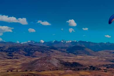 Voo de parapente sobre o Vale Sagrado