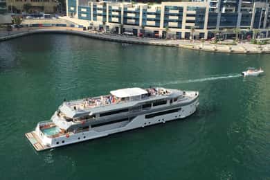 Dubái: crucero Desert Rose NYE con cena y fuegos artificiales