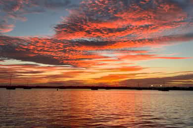 Augustine: Båttur i solnedgang med delfinspotting