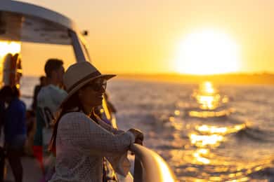 Algarve: Catamaran Zonsondergang Tour met DJ of Live Gitarist