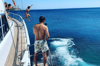 Mykonos: Crucero por las islas Delos y Rhenia con comida de barbacoa