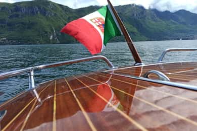 Bellagio/Menaggio: Privat tur på en vintage träbåt