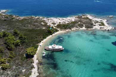 Thessaloniki: Sarti Cruise with 3 Swim Stops and Lunch