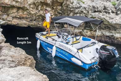 Von Rovinj aus: Speedboat Tour zu den Meereshöhlen und der Insel Sandy Levan