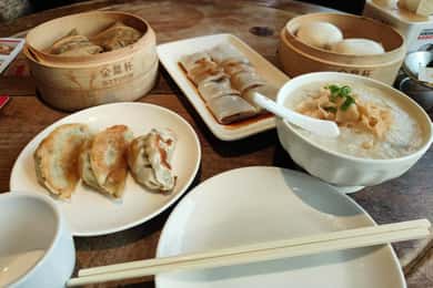 Beijing: Dim Sum Breakfast & Hutong History Tour