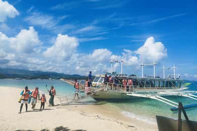 Boracay: Private Island Hopping and Lunch with Seaview