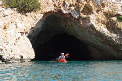 Naxos: Excursión en Kayak de Mar por la Cueva de Rina con Snorkel y Picnic