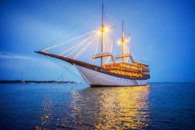 Bali Phinisi Cruise: Sunset Dinner with Live Music & Buffet