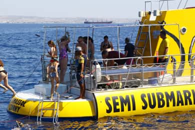 Larnaca: Yellow Submarine Swim Cruise med obegränsade drycker
