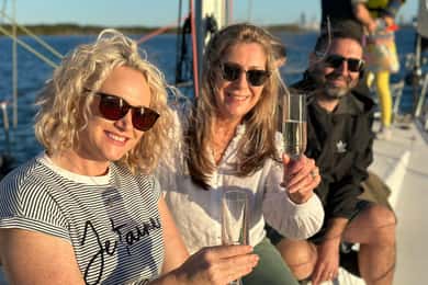 Gold Coast: Sunset Sailing Cruise incl food & drinks