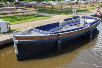 Bootverhuur 2 Uur 12 Persoon met Stuur en Kussens