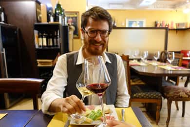 Prova de vinhos perto do Palácio Real de Turim com prato de comida