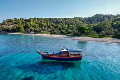 Skiathos: Crucero tradicional en barco con paradas para nadar y almuerzo