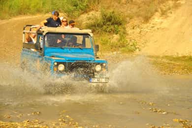 Yan: Tekne Turu, Öğle Yemeği ve Otel Transferi ile Jeep Safari