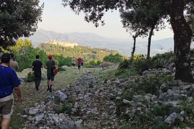 Empreintes de pas sur les sentiers du champ de bataille de Monte Cassino
