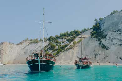 Argostoli: Ganztägige Bootstour mit Mittagessen und unbegrenzten Getränken