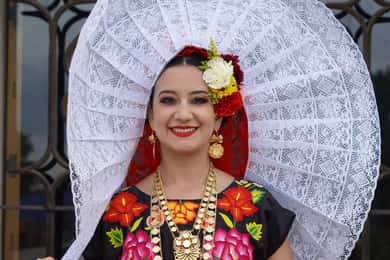 Show off your beauty wearing a typical Oaxacan costume + photo session