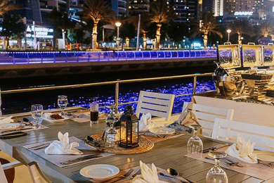 Dubai: Marina Premium Dinner Cruise cu băuturi nelimitate