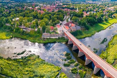 Von Riga: Tagestour nach Kuldiga UNESCO, Wasserfall & Wein