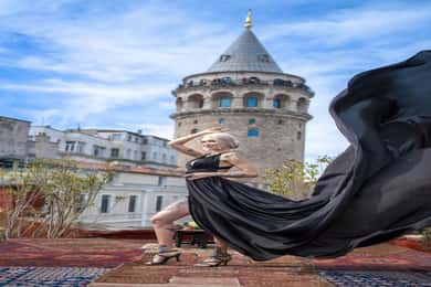 Sessão fotográfica no terraço de Istambul com vestido esvoaçante