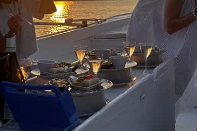 Siracusa: Wine tasting by boat with tour and gourmet food