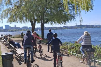 Tour in bici intorno all'Alster: celebrità, acqua e natura