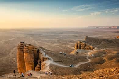 Riyadh: Edge Of The World and Bats Cave Tour by 4x4