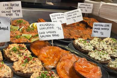 Helsinki: Private Walking Tour with a Traditional Lunch