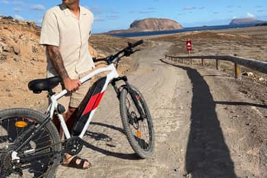 La Graciosa: Leih dir ein ELEKTROFAHRRAD und erkunde die Insel in deinem eigenen Tempo.