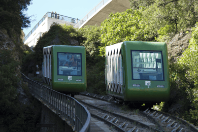 Von Barcelona: Zug und Seilbahn nach Montserrat
