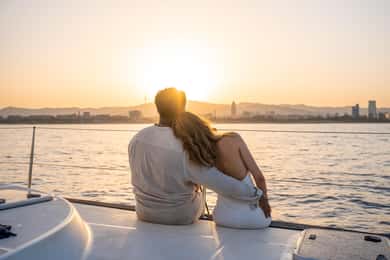 Barcellona: crociera al tramonto in catamarano con vino e tapas