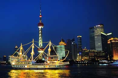 Incroyables lumières nocturnes de Shanghai : croisière sur le fleuve et transfert privé
