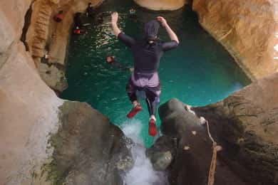 Parcheggio Wadi Shab Incontra la guida locale per chi guida da solo