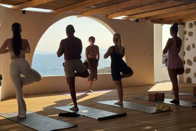 Mykonos : séance de yoga en groupe au coucher du soleil