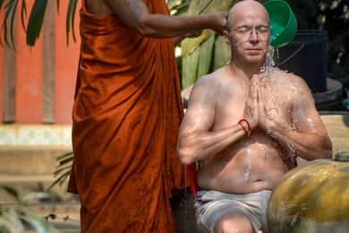 Siem Reap : bénédiction de l'eau par les bouddhistes cambodgiens et marché local