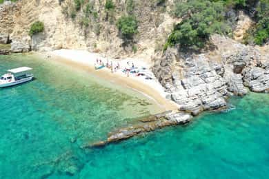 Da Ksamil: tour in barca all'Isola di Tongo con pranzo barbecue
