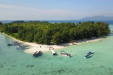Snorkelling & islandhopping tour Karimunjawa (sharing tour)