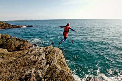 Coasteering na Anglesey, N Walia (skok z klifu, wspinaczka, pływanie)