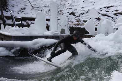 Surfen in München das ganze Jahr über, sogar im Winter: Englischer Garten