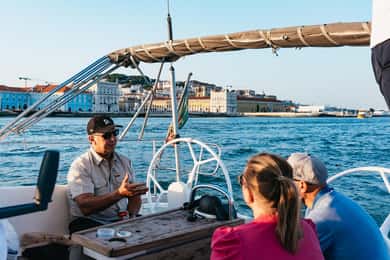 Lisboa: Visita diurna/atardecer/noche de la ciudad en velero con bebida