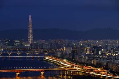 Seoul: Scenic Sunset Hike, Temple & Korean Street Food Tour