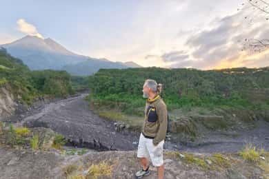 Yogyakarta : Borobudur(climb up temple) & sunrise mt merapi