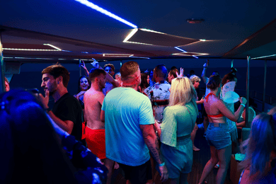 Protaras: 80- och 90-tals Sunset Cruise med cypriotisk middag och DJ