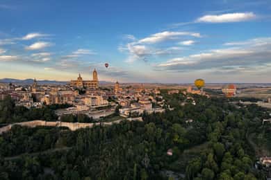 Segovia: Hot-air balloon ride with cava toast & picnic