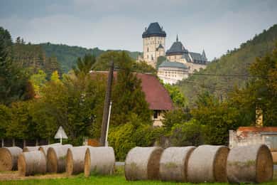 Tour in bici elettrica nella campagna fino al castello di Karlstejn