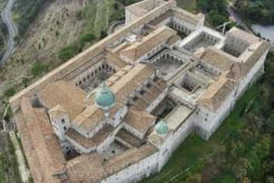 Visite du Palais Royal de Caserta et du Monte Cassino : avec guide et billets inclus