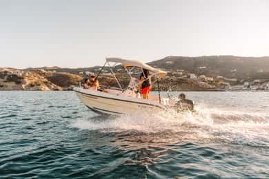 Lygaria: Cruzeiro privativo em barco a motor com mergulho com snorkel e natação
