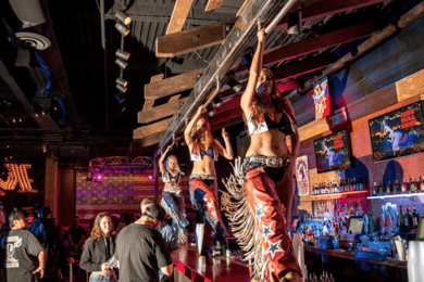 Las Vegas: Country Bar Crawl med partybuss med blandade drinkar