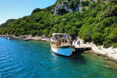 Novigrad: Sunset Wine Cruise with Live Music and Snacks