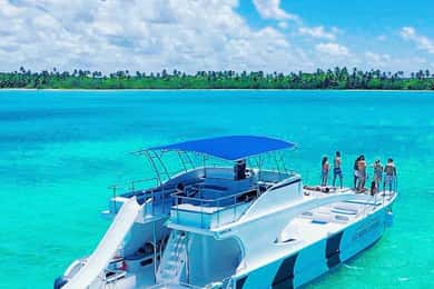 Enjoy 3 hours in the VIP Yacht Party Cruise with Open Bar